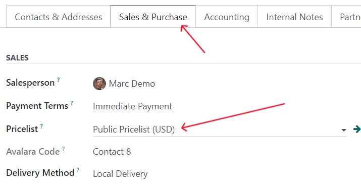 Trường bảng giá trong biểu mẫu chi tiết khách hàng trong Odoo Sales.